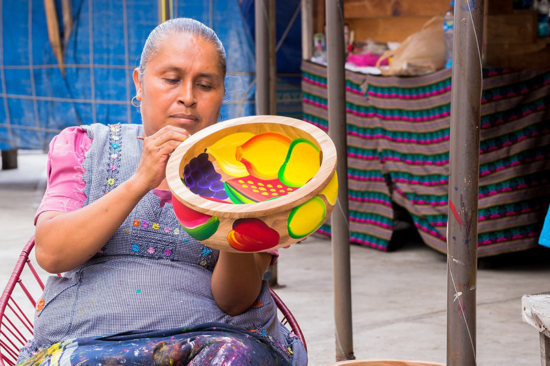 Mujer mexicana pintando