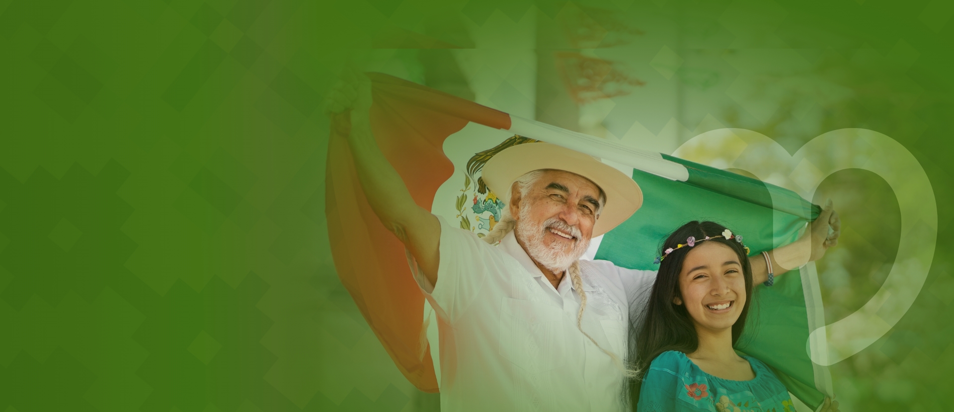 Un señor con cabello largo alzando una bandera de México y una niña con flores en el cabello, 