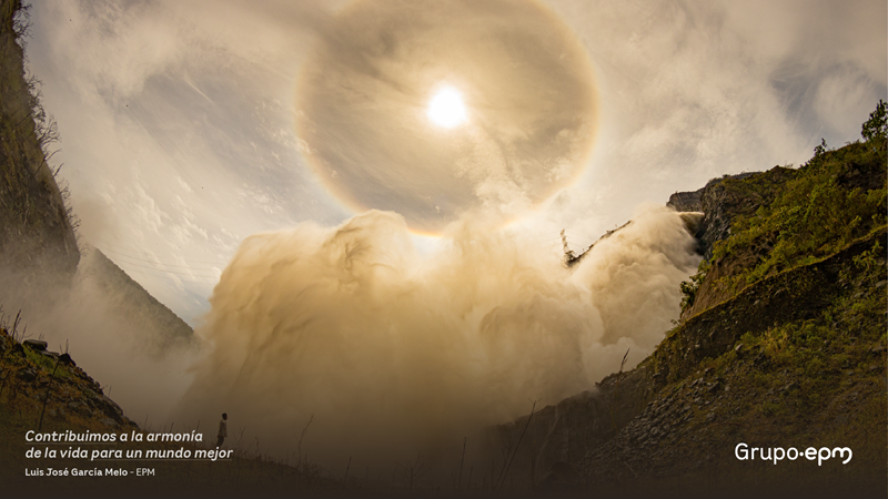 Fotografía de Luis García. Paisaje del vertedero, visto desde abajo con un hombre contemplando la caída del agua. Con efecto color sepia.