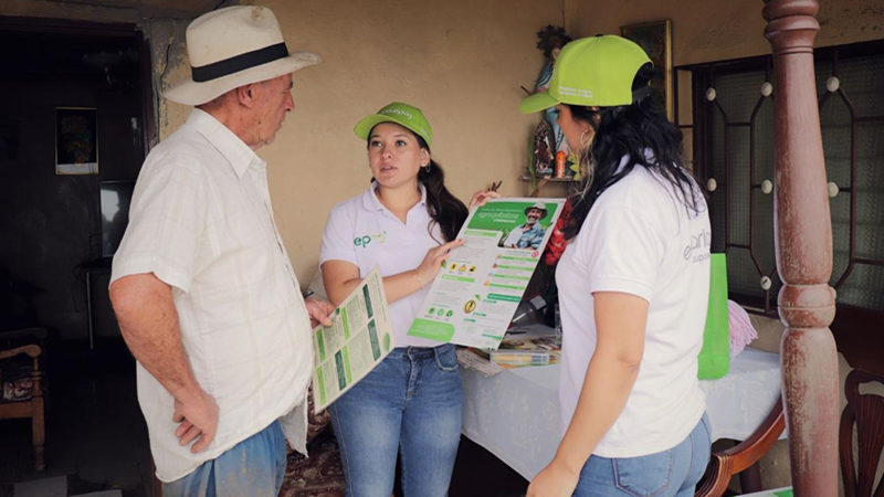 Gestores sociales conversando con habitantes del área de influencia del proyecto cuencas