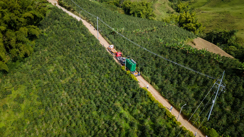 Camión transportando equipos para expandir las redes de energía en la ruralidad