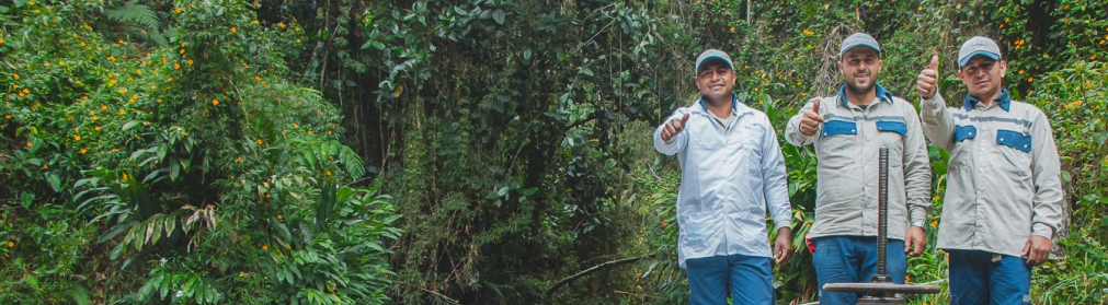 Trabajador de aguas de Oriente en un bosque saludando