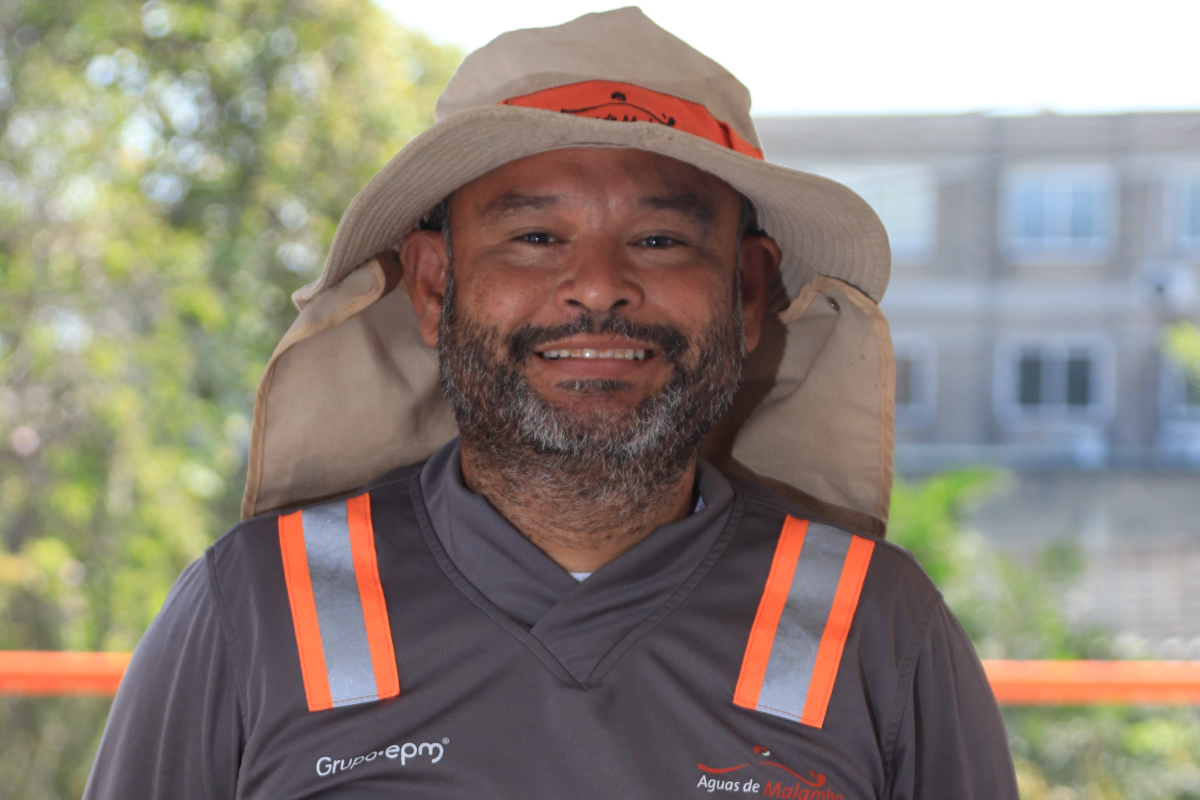 Imagen de trabajador de Aguas de Malambo, sonriendo