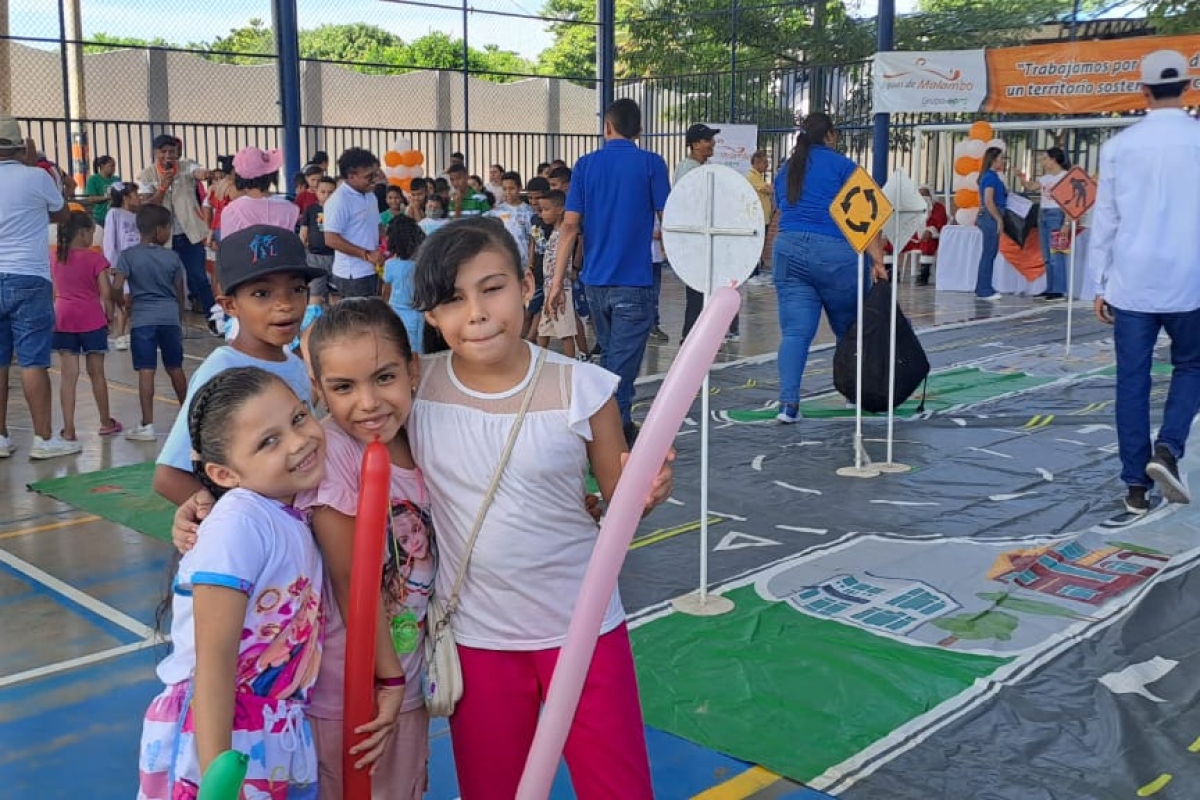 Niños sonriendo a la cámara