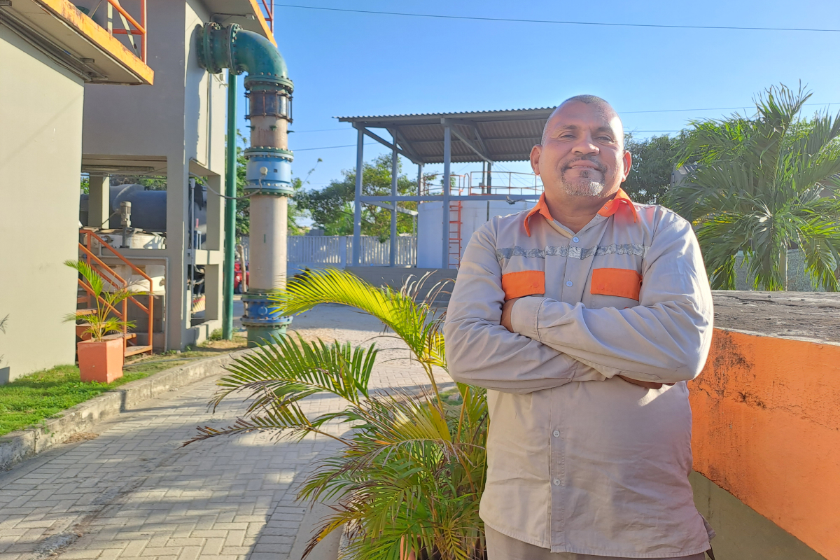 Trabajador de Aguas de Malambo en la planta de tratamiento de aguas sonriendo
