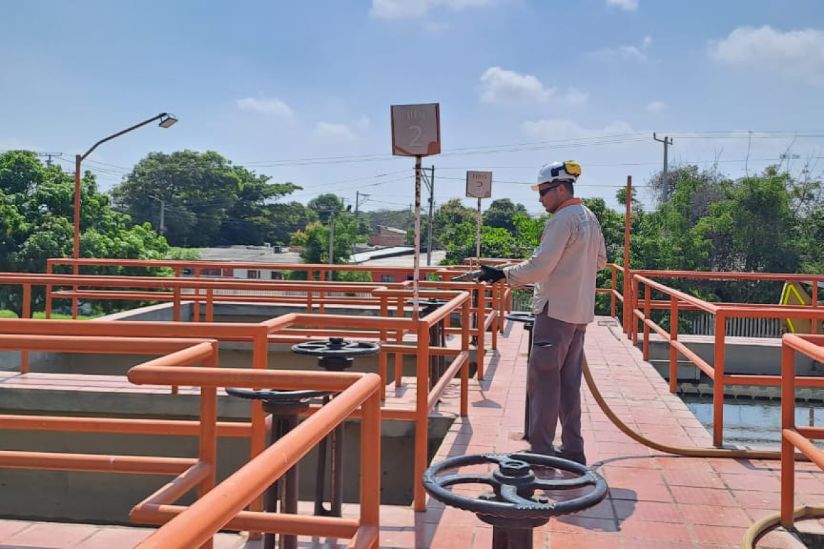 Ingeniero del Grupo EPM revisando la planta de tratamiento