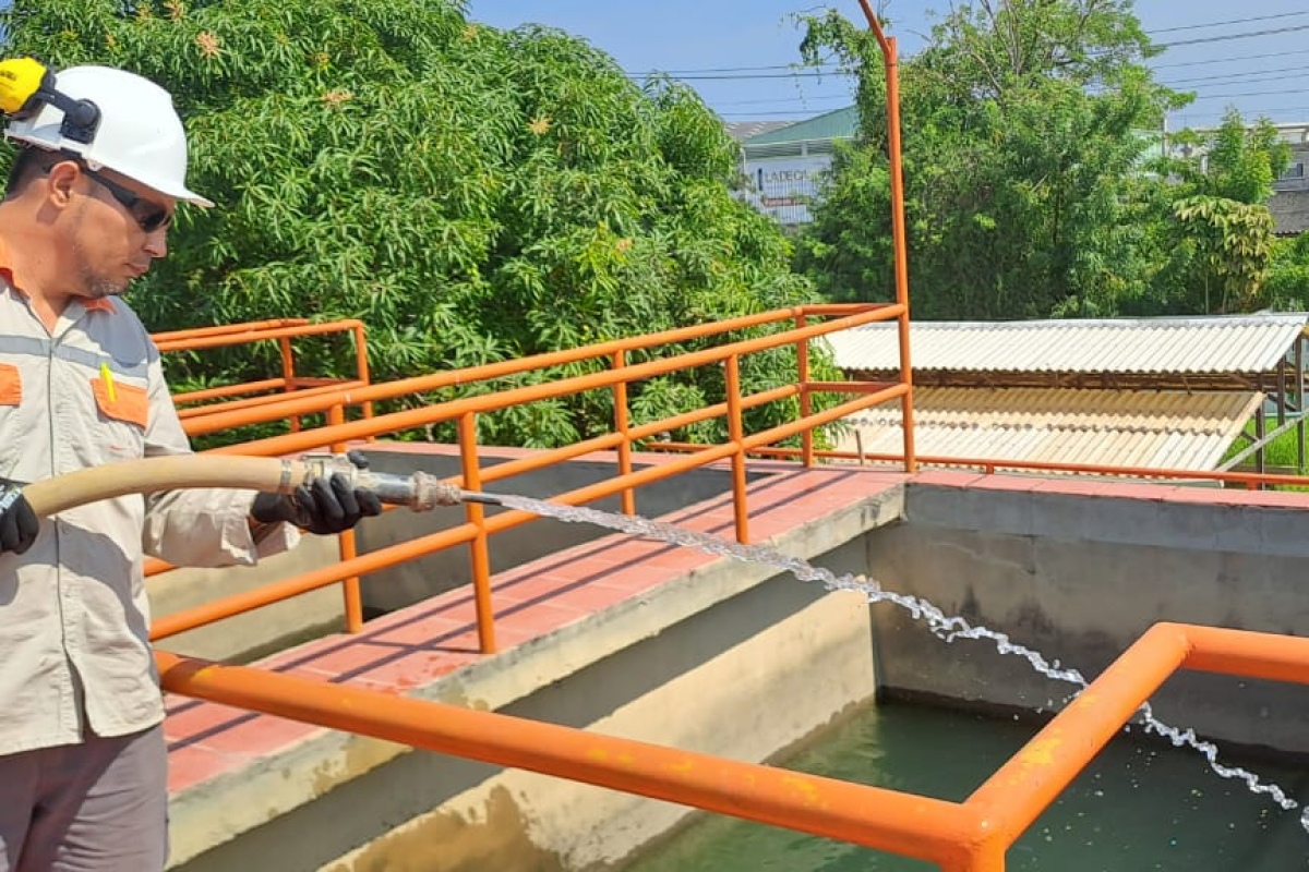 Trabajador de Aguas de Malambo en la planta de tratamiento 