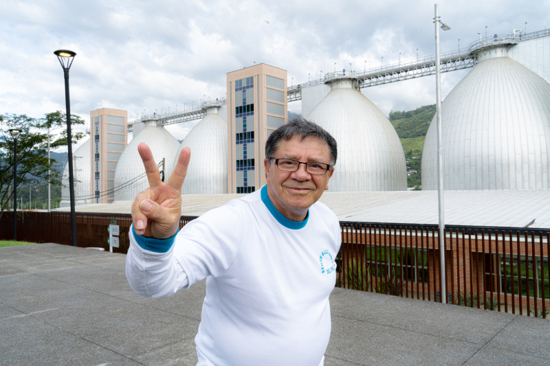 Imagen trabajador de Aguas Nacionales saludando