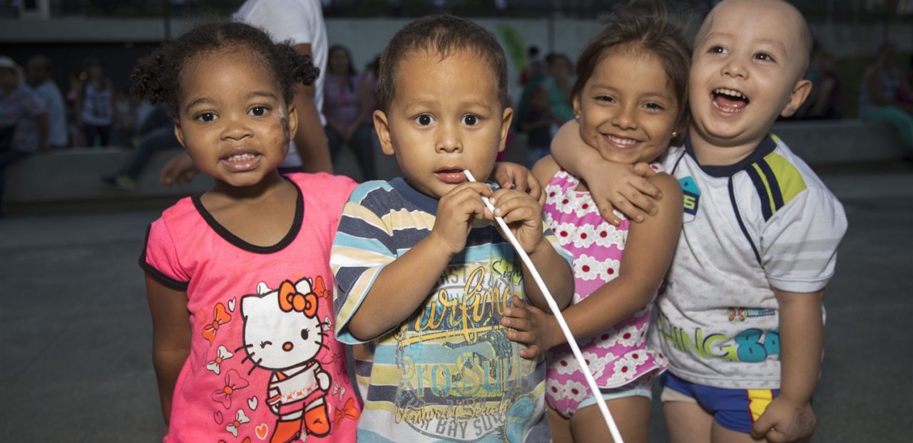 Niños felices, disfrutando de los espacios y juegos de UVA Aguas Claras