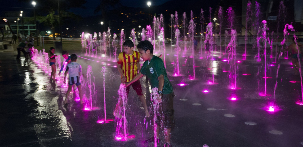 Niños jugando con los chorros de agua en UVA Aguas Claras