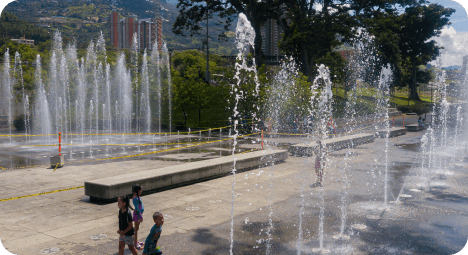 Niños jugando en parque