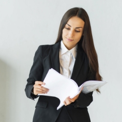 Profesional con traje y hojas en mano