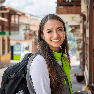 Colaboradora de Fundación Grupo EPM sonriendo