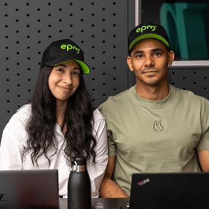 Mujer y hombre sonriendo vistiendo gorras con logo EPM
