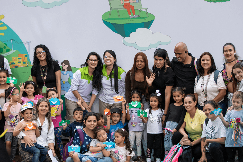 Grupo de adultos y niños posando para una foto en actividad comunitaria de Fundación Grupo EPM