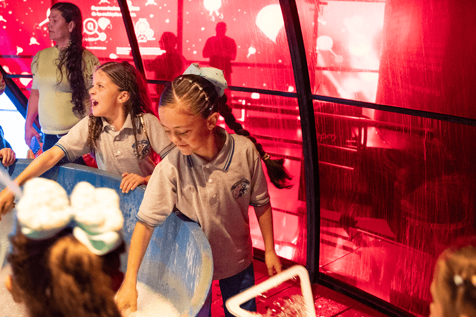 Niñas participando en una actividad interactiva sobre el agua en el Museo del Agua de EPM