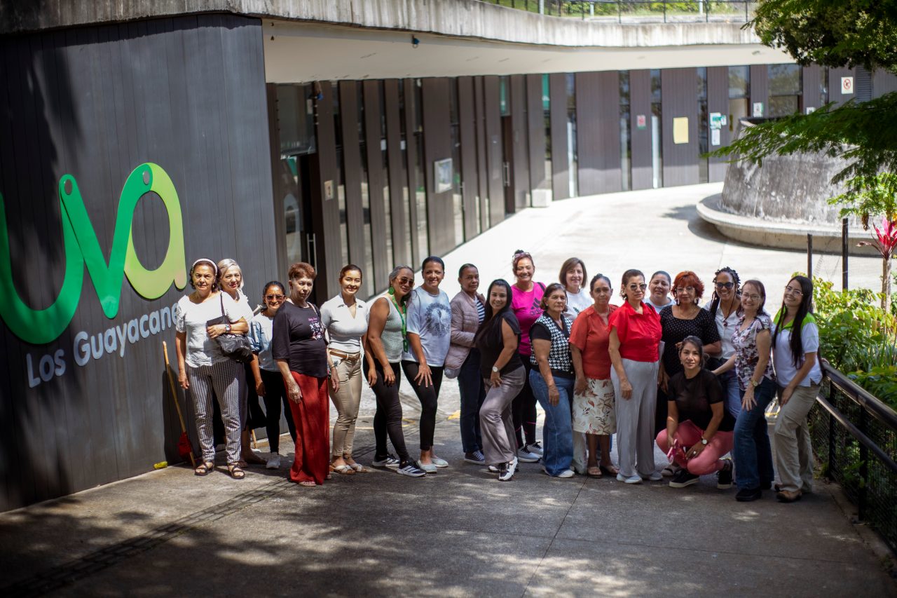 Grupo de mujeres posando para foto frente a la UVA Los Guayacanes