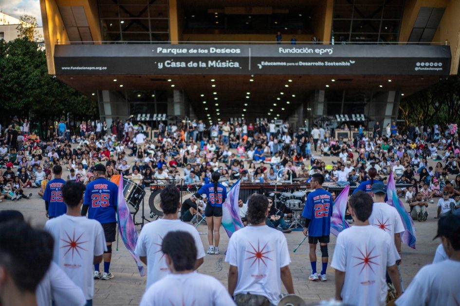Multitud de personas en evento del Parque de los Deseos