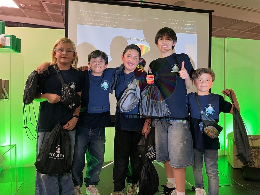 niños posando en el evento