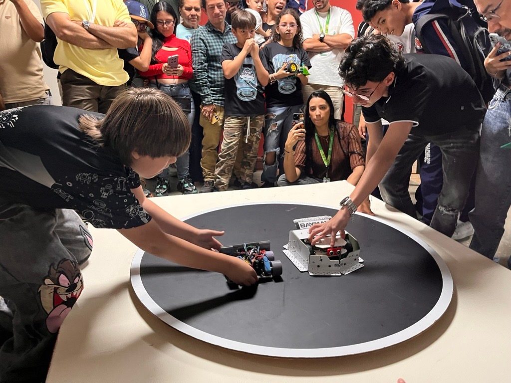niños en torneo de robotica 