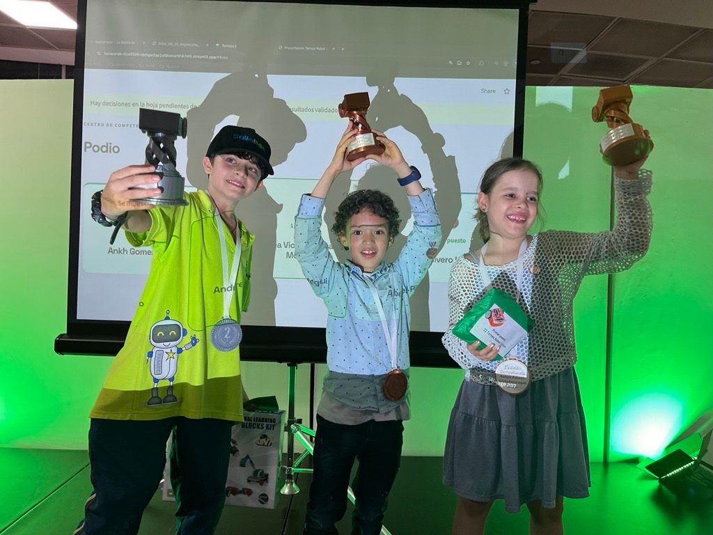 niños levantando trofeos