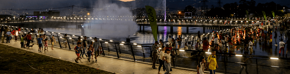Grupo de personas caminando por una UVA