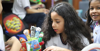 Fotografía de una niña en la Biblioteca EPM