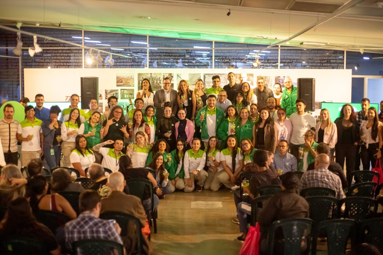 Grupo de personas reunidas