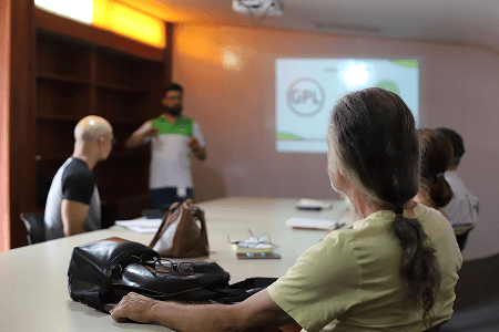 Grupo de personas reunidas