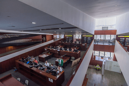 Fotografía del interior de la Biblioteca EPM