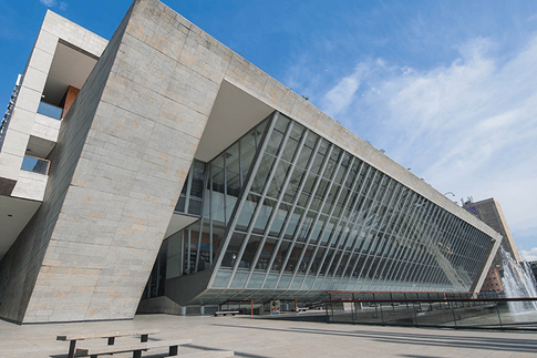 Fotografía del exterior de la Biblioteca EPM