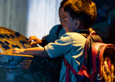 Fotografía de un grupo de niños al interior del Museo del Agua EPM