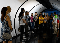 Fotografía de un grupo de personas al interior del Museo del Agua EPM