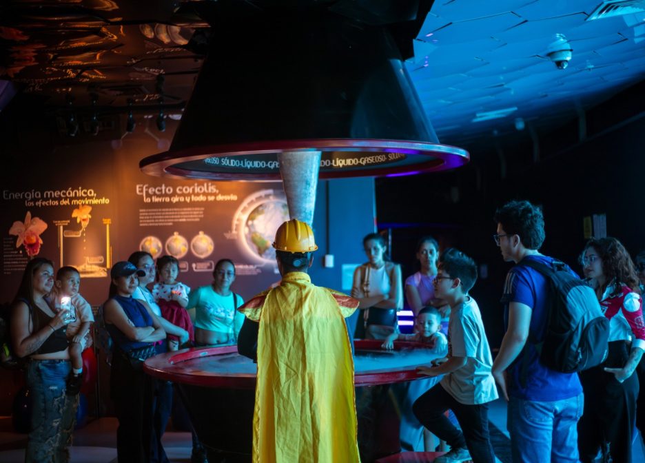 Fotografía del interior del Museo del Agua EPM de un grupo de personas