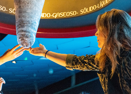 Fotografía de una señora al interior del Museo de Agua EPM
