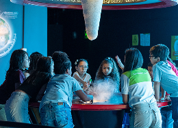 Fotografía de unos Niños en el Museo del Agua EPM