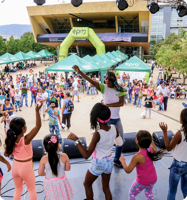 Encuentro recreativo en el parque de los deseos, se visualizan niños y adultos disfrutando las actividades