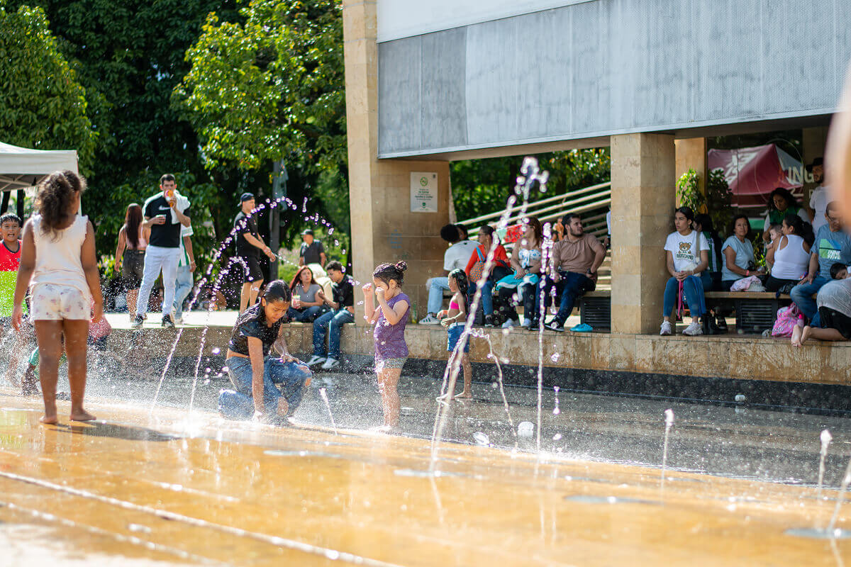 Niños jugando en el Parque de los Deseos