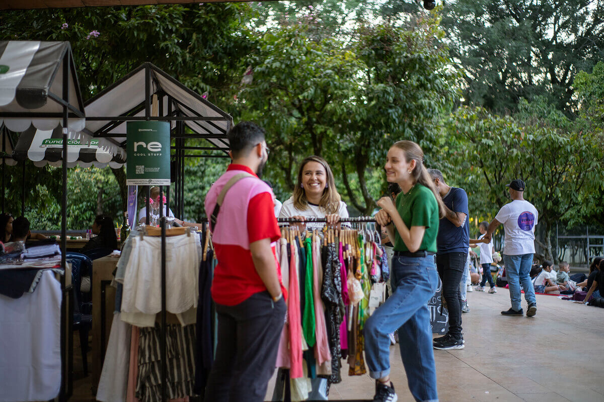 Grupo de personas en el Parque de los Deseos