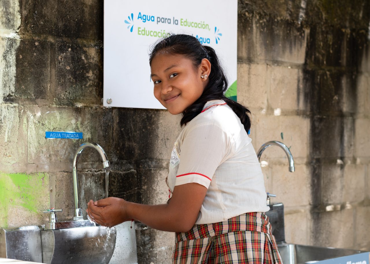 Niña tomando agua