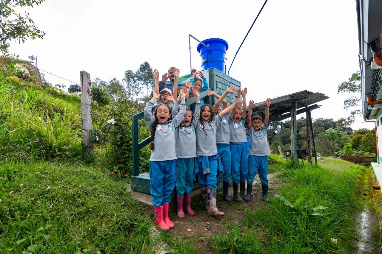 Niños celebrando en la montaña