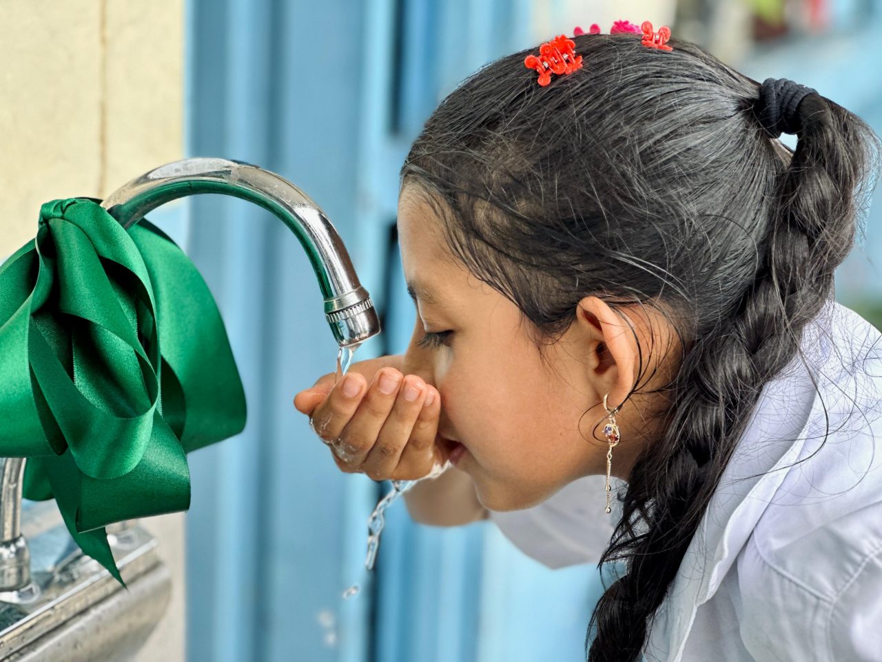 Niña jugando en un jardín