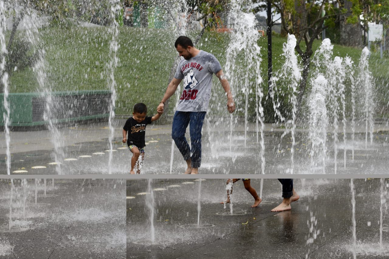 Niño y su padre en chorritos