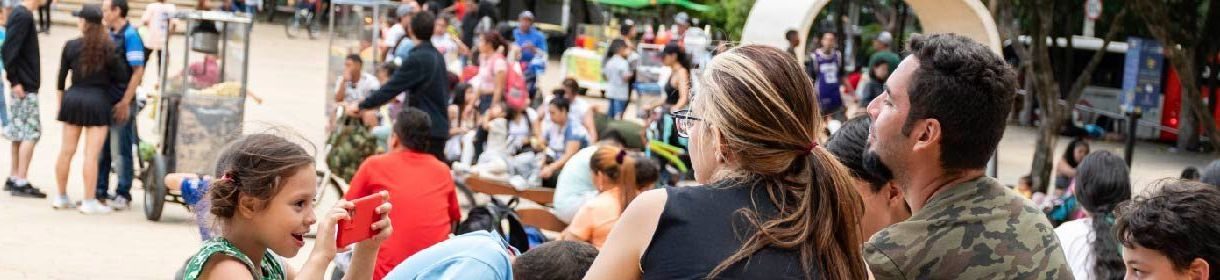 Familias y visitantes participan en una actividad cultural al aire libre.