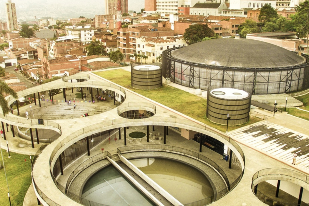 Vista aérea de una UVA, integrada a un entorno comunitario y residencial.