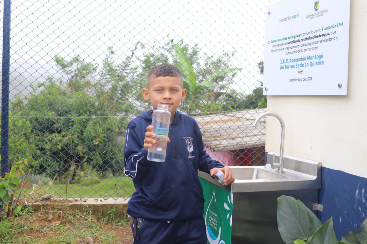 Niño agarrando un envase con agua