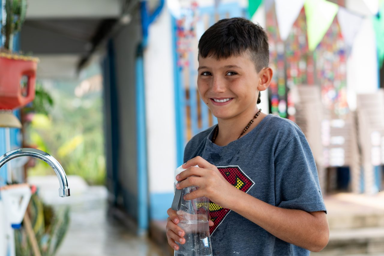 Niño y agua