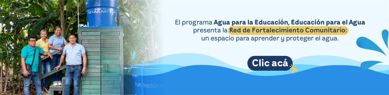 Grupo de personas adultas de pie junto a un sistema comunitario de agua, acompañadas de un banner que anuncia el programa “Agua para la Educación, Educación para el Agua” y la Red de Fortalecimiento Comunitario, con un botón que dice “Clic acá”.