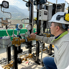 Trabajador de epm revisando los registros 