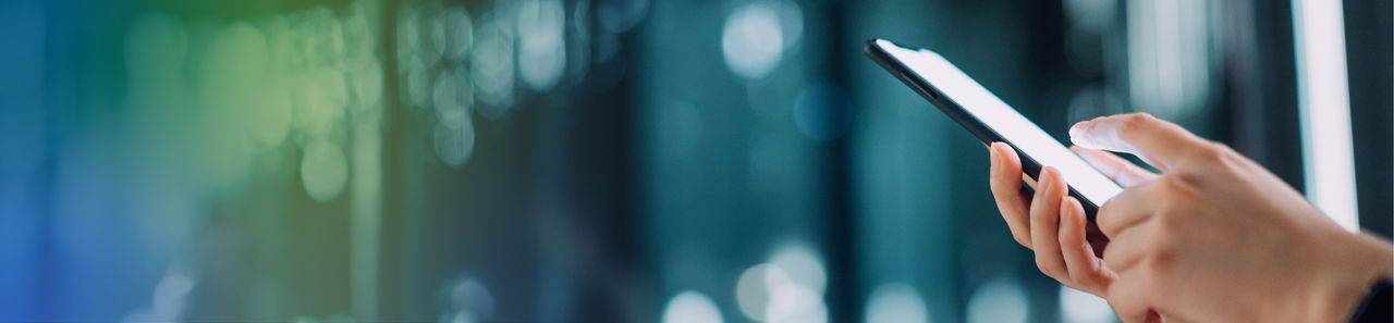 Persona comunicándose por celular